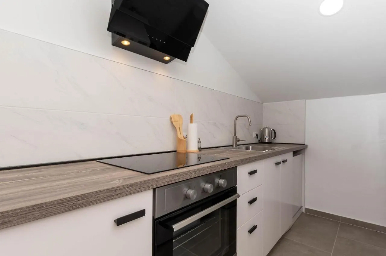 Apartment Eros Šišan 0*,