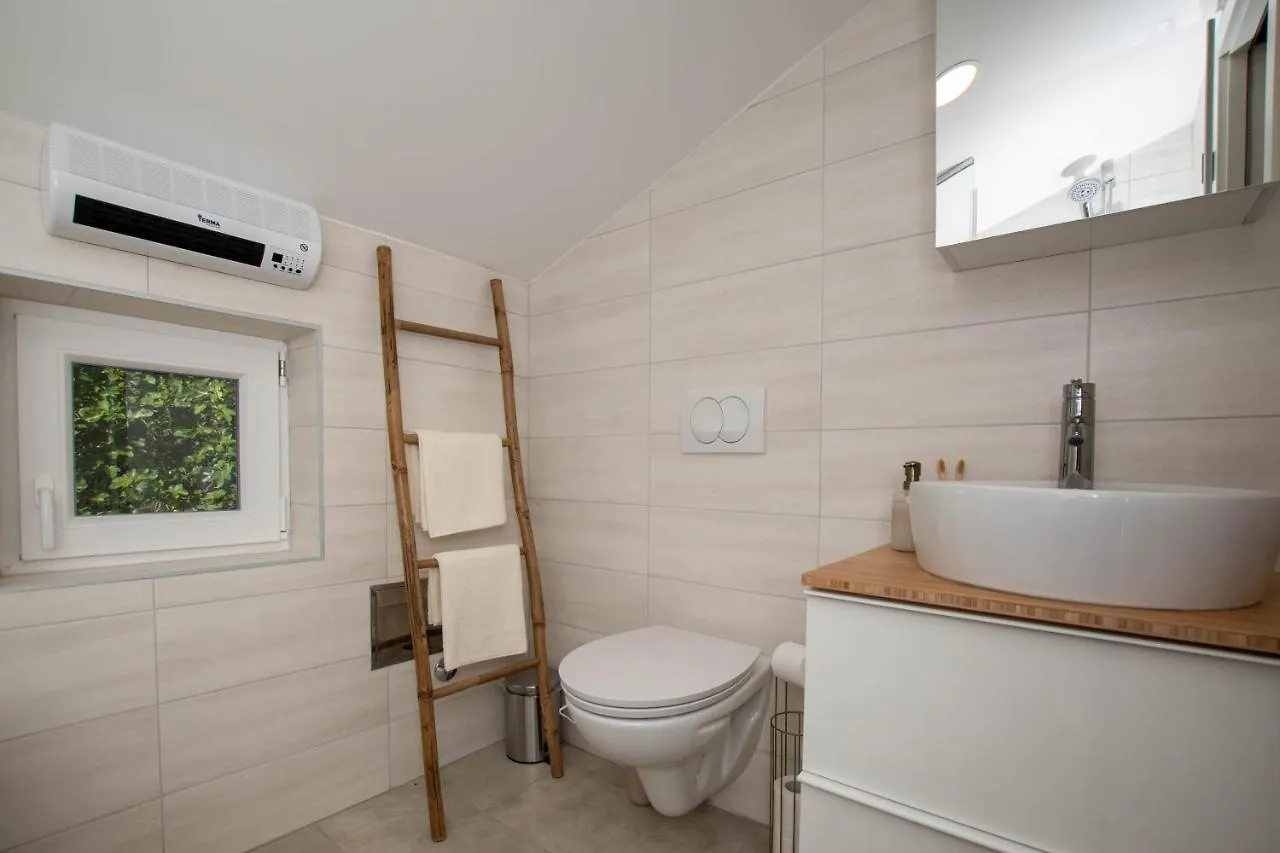 Apartment Eros Šišan 0*,
